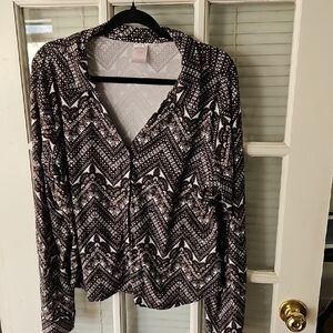 ❤️No Boundaries Black and White Patterned Button Down Shirt. EUC